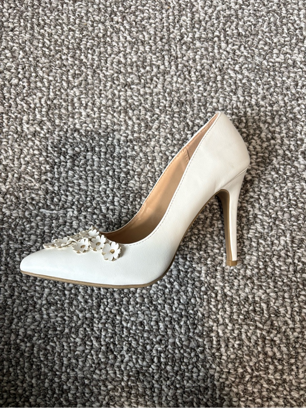 LC Lauren Conrad White Pointed-Toe Floral Detail Pumps - Picture 3 of 7